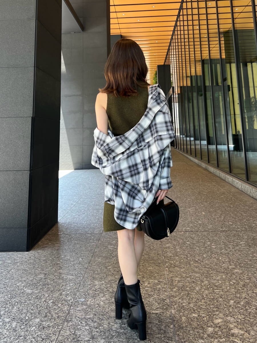 グリーン系のワンピース、ブラック系のシャツ/ブラウス、ブラック系のハンドバッグを着用したレディースの秋コーディネートの5枚目の写真