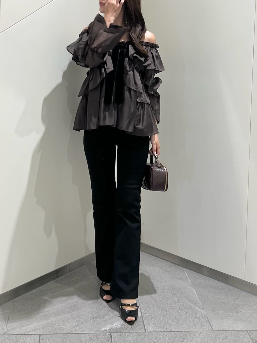 ブラック系のデニムパンツ、ブラウン系のシャツ/ブラウス、ブラック系のサンダルを着用したレディースの秋コーディネートの4枚目の写真