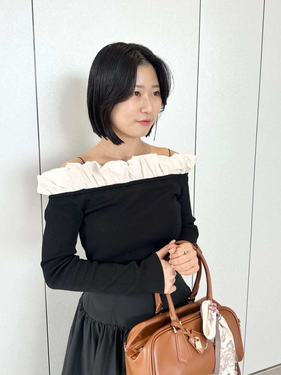 ブラック系のブーツ、ブラック系のスカート、ブラック系のニット/セーターを着用したレディースの冬コーディネートの5枚目の写真