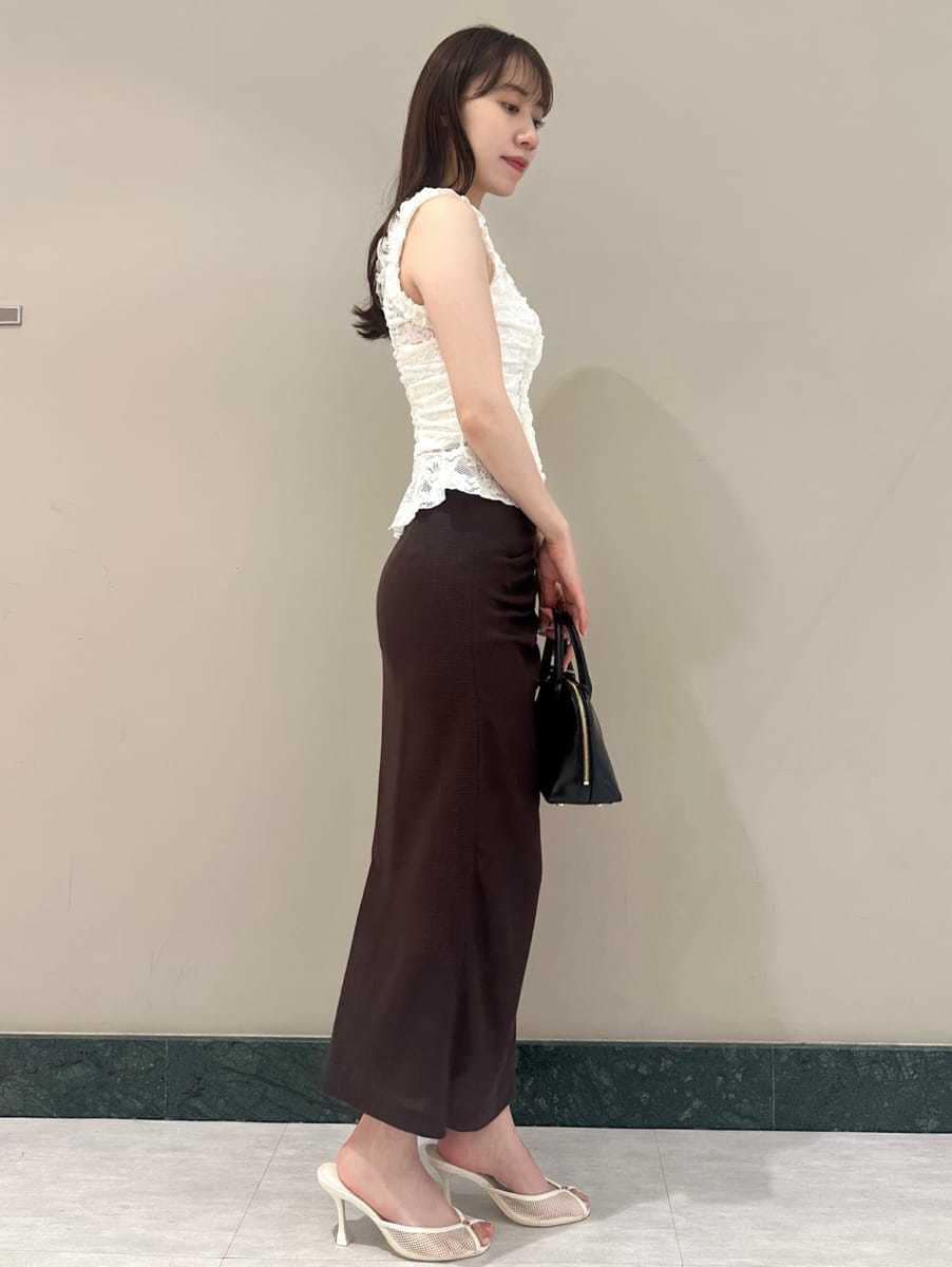 ホワイト系のTシャツ/カットソー、ブラウン系のスカート、ブラック系のボストンバッグを着用したレディースの夏コーディネートの4枚目の写真
