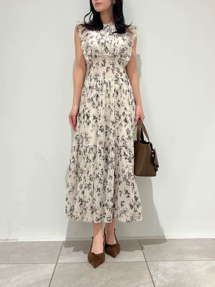 ベージュ系のワンピース、ブラウン系のカーディガン/ボレロ、ブラウン系のパンプスを着用したレディースの冬コーディネートの5枚目の写真