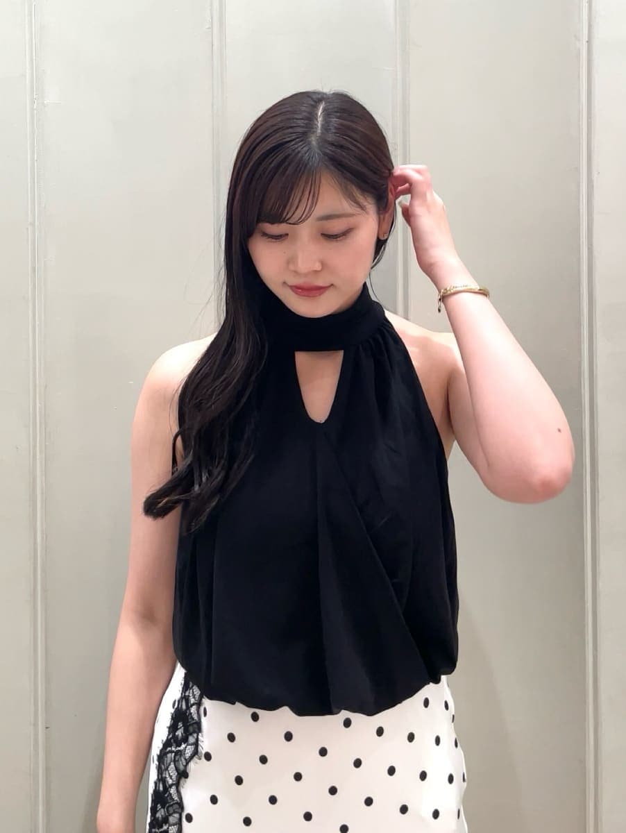 その他のスカート、ブラック系のTシャツ/カットソー、その他のサンダルを着用したレディースの春コーディネートの8枚目の写真