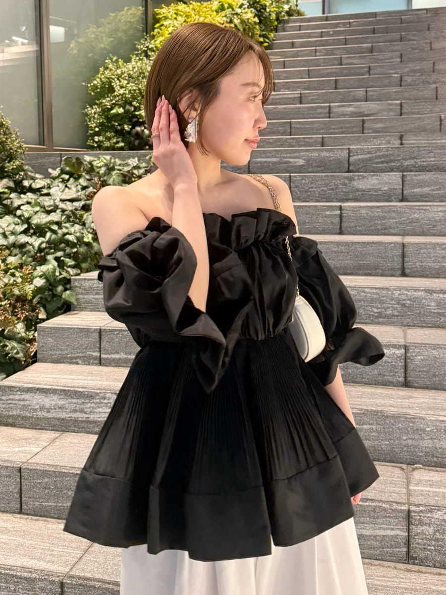 ホワイト系のデニムパンツ、ブラック系のその他トップス、その他のパンプスを着用したレディースの春コーディネートの6枚目の写真