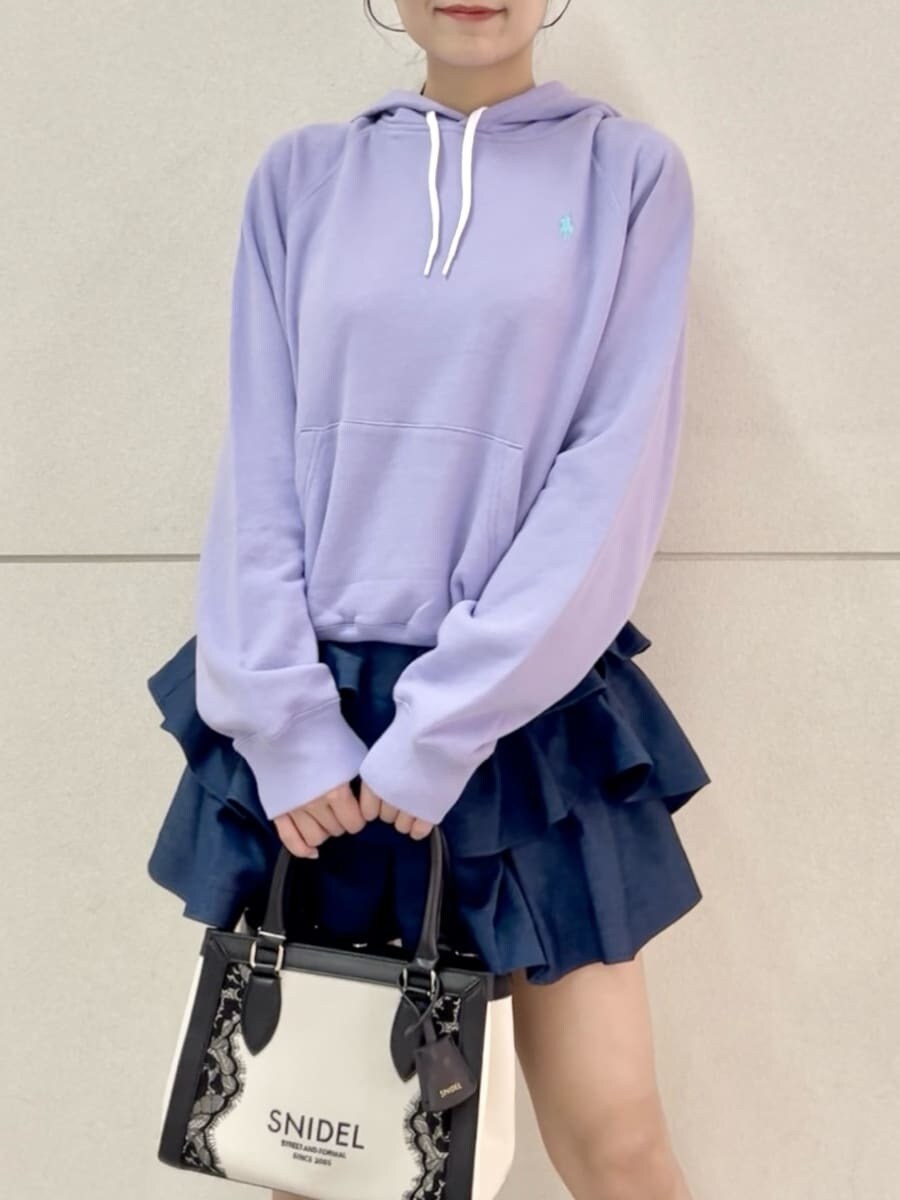 ブルー系のその他パンツ、ブラック系のショルダーバッグを着用したレディースの秋コーディネートの5枚目の写真