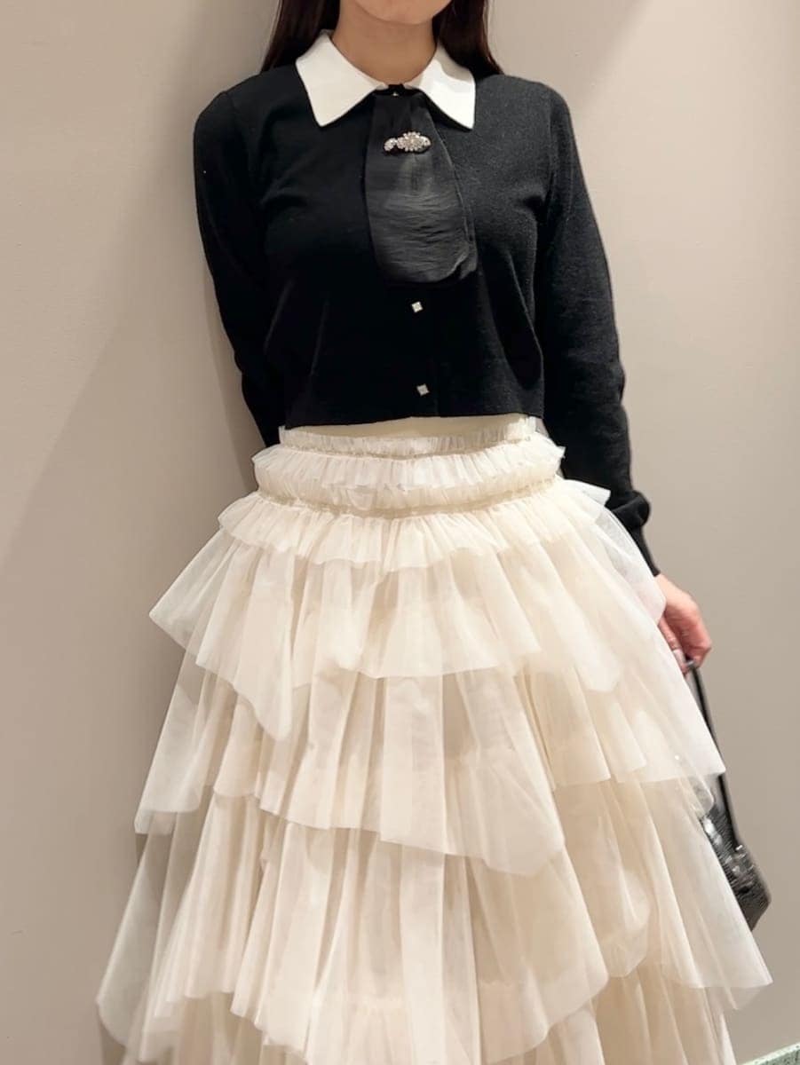 ブラック系のカーディガン/ボレロを着用したレディースの冬コーディネートの5枚目の写真