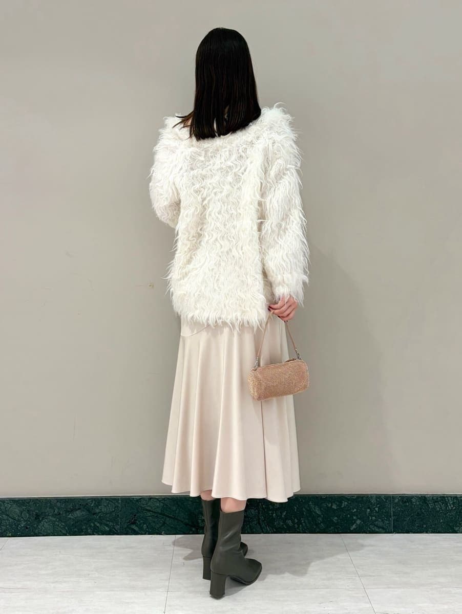 ホワイト系のワンピース、ホワイト系のカーディガン/ボレロ、その他のイヤリングを着用したレディースの冬コーディネートの4枚目の写真