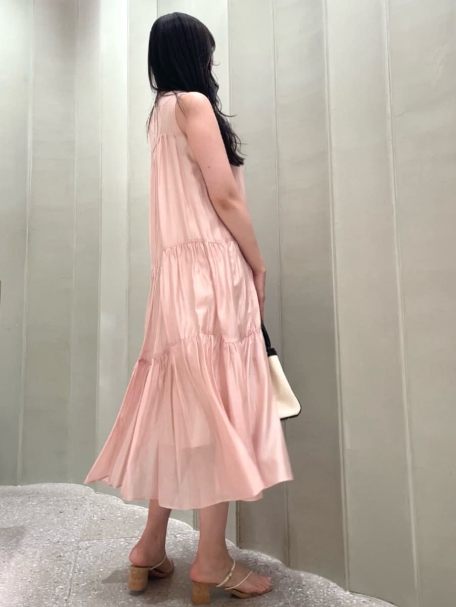 ピンク系のワンピース、その他のサンダル、ブラック系のハンドバッグを着用したレディースの夏コーディネートの5枚目の写真