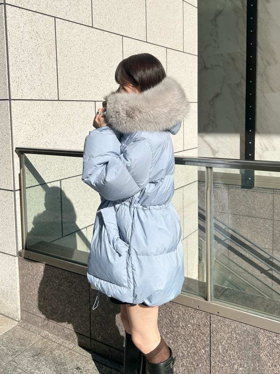 ブラック系のブーツ、グレー系のニット/セーター、ブルー系のダウンジャケット/コートを着用したレディースの秋コーディネートの6枚目の写真