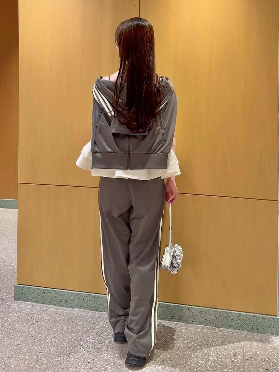 ホワイト系のその他トップス、グレー系のその他パンツ、シルバー系のハンドバッグを着用したレディースの冬コーディネートの3枚目の写真