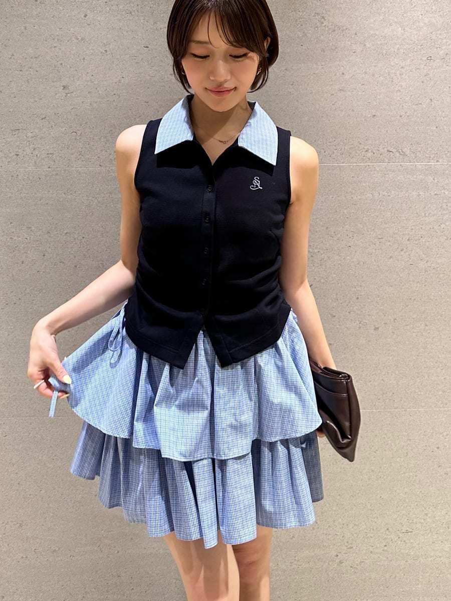 ブルー系のワンピースを着用したレディースの夏コーディネートの6枚目の写真
