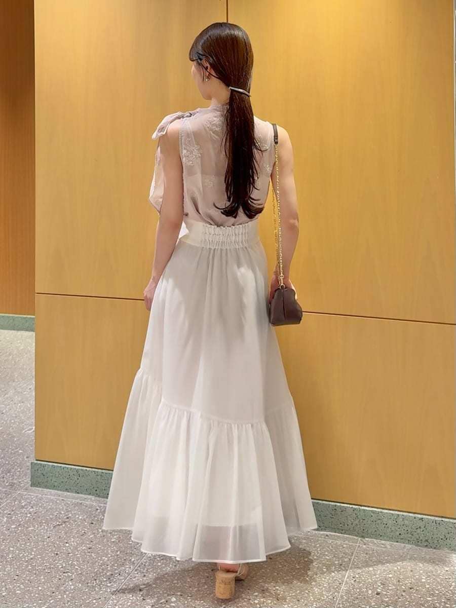 ホワイト系のスカート、その他のサンダルを着用したレディースの夏コーディネートの4枚目の写真