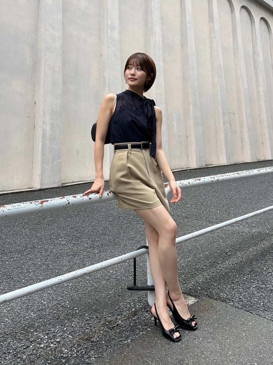 ブラック系のショルダーバッグ、ベージュ系のその他パンツを着用したレディースの春コーディネートの3枚目の写真
