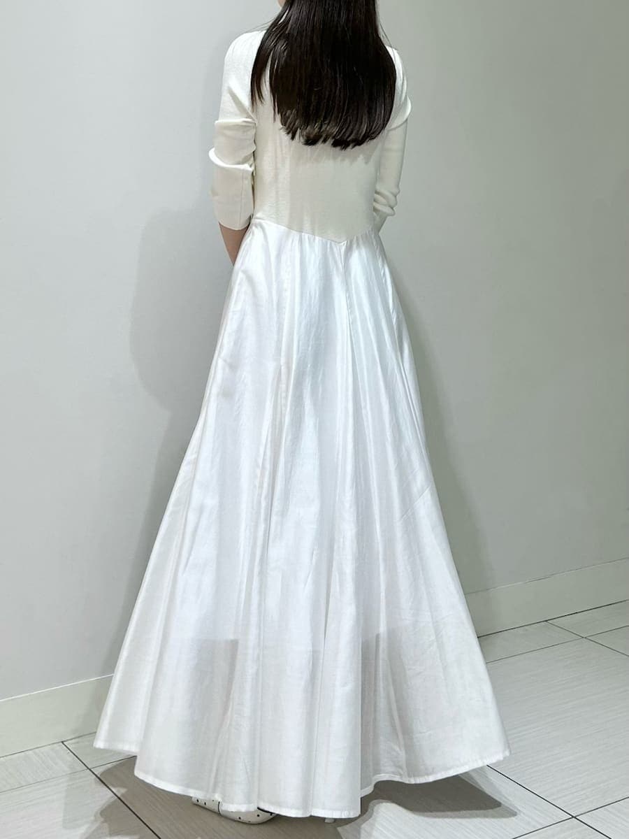 ブルー系のテーラードジャケット、その他のパンプス、イエロー系のショルダーバッグを着用したレディースの春コーディネートの4枚目の写真