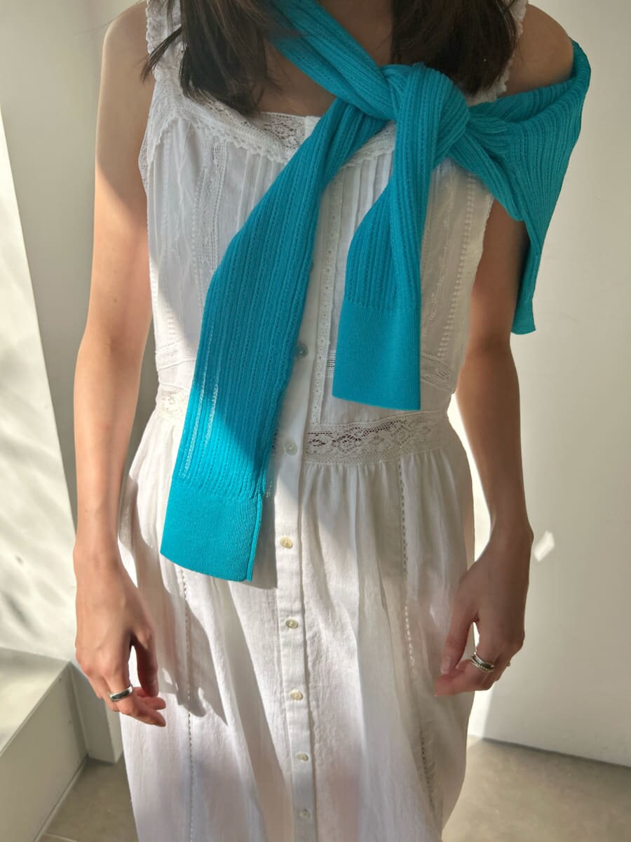 ホワイト系のワンピース、ブルー系のカーディガン/ボレロを着用したレディースの夏コーディネートの5枚目の写真