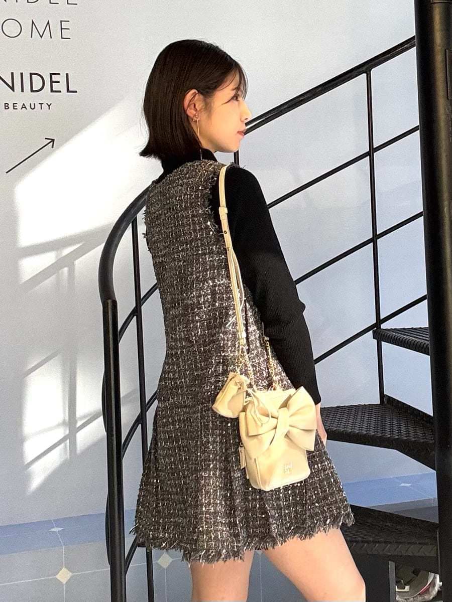 ブラック系のブーツ、グレー系のブルゾン、グレー系のワンピースを着用したレディースの冬コーディネートの4枚目の写真