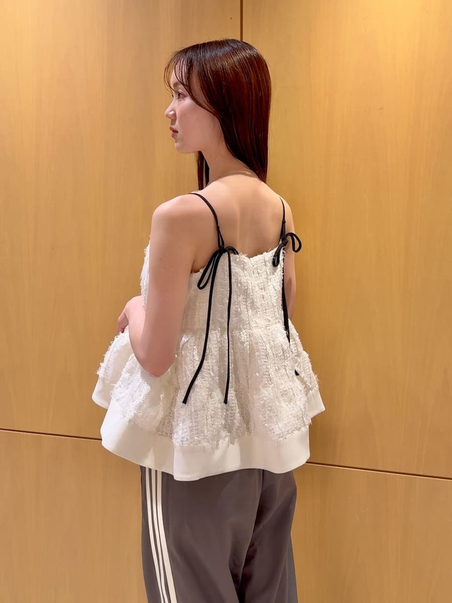 ホワイト系のその他トップス、グレー系のその他パンツ、シルバー系のハンドバッグを着用したレディースの冬コーディネートの8枚目の写真