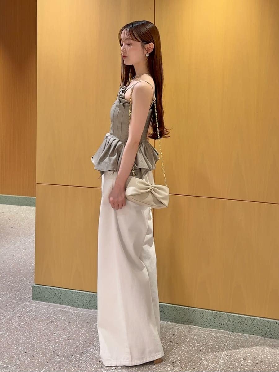 ホワイト系のデニムパンツ、その他のサンダルを着用したレディースの夏コーディネートの2枚目の写真