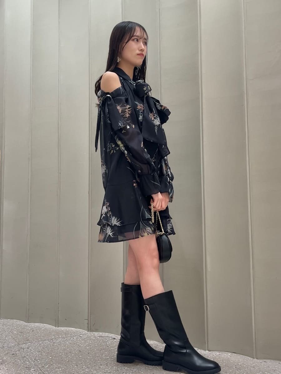 ホワイト系のテーラードジャケット、ブルー系のワンピース、ブラック系のショルダーバッグを着用したレディースの冬コーディネートの8枚目の写真