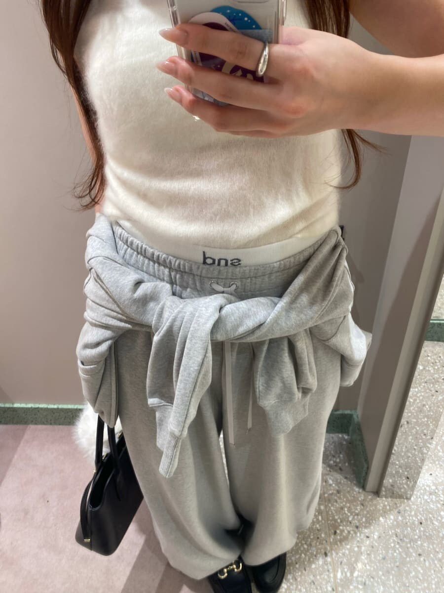 グレー系のその他パンツ、グレー系のパーカー、ホワイト系のTシャツ/カットソーを着用したレディースの秋コーディネートの7枚目の写真