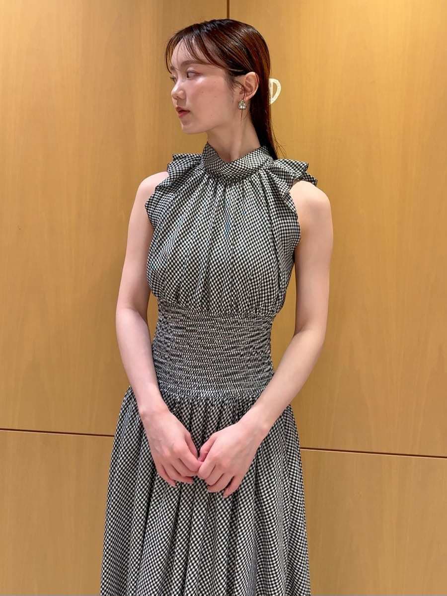 ホワイト系のカーディガン/ボレロ、ホワイト系のワンピース、その他のサンダルを着用したレディースの夏コーディネートの6枚目の写真