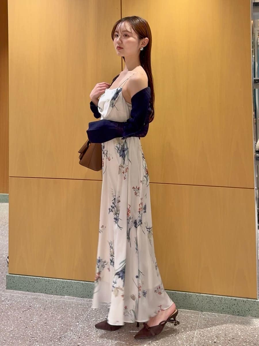 ブルー系のカーディガン/ボレロ、ホワイト系のワンピース、ブラウン系のハンドバッグを着用したレディースの冬コーディネートの2枚目の写真