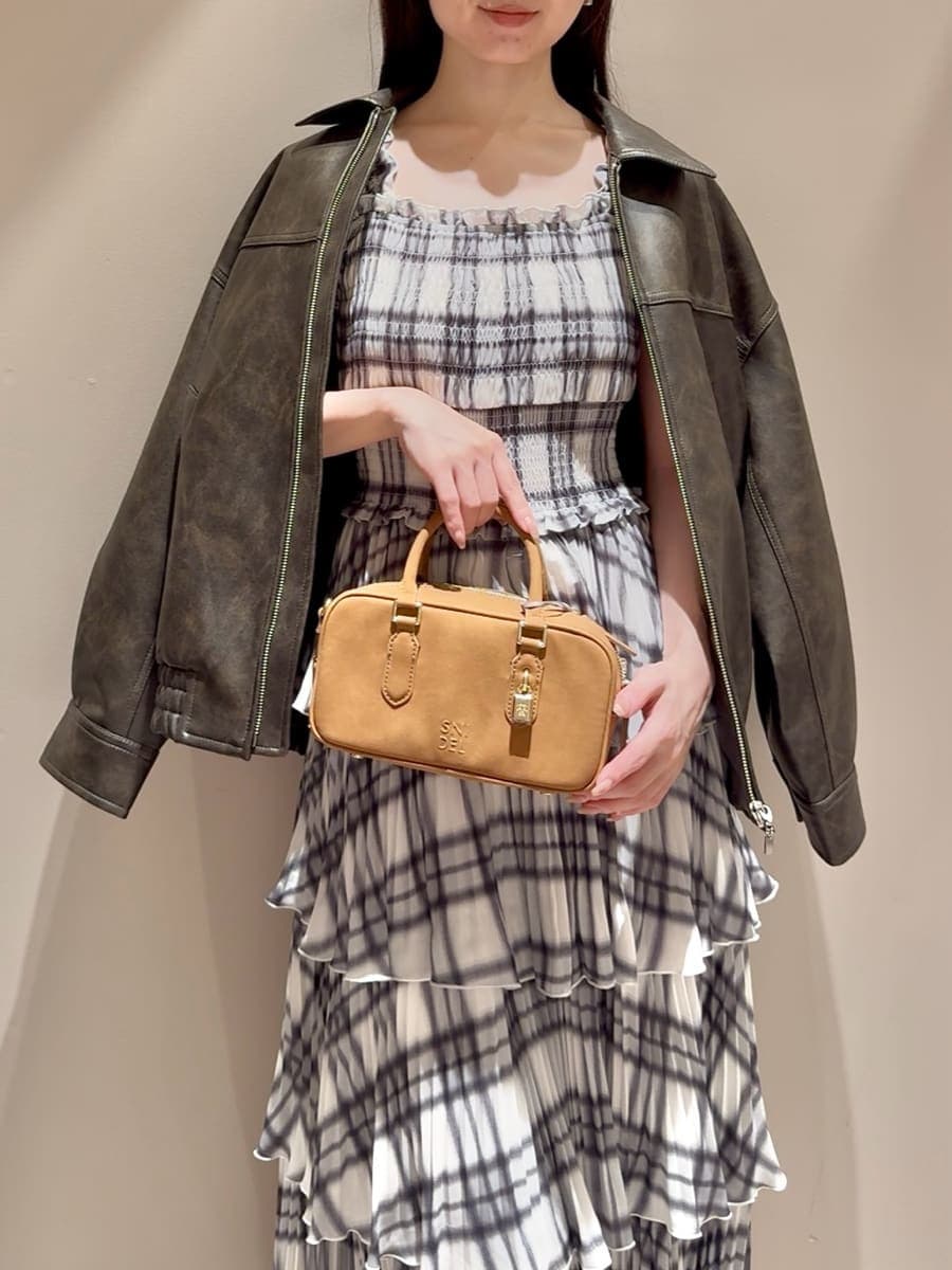 ブラウン系のブルゾン、その他のワンピース、ブラウン系のブーツを着用したレディースの秋コーディネートの4枚目の写真