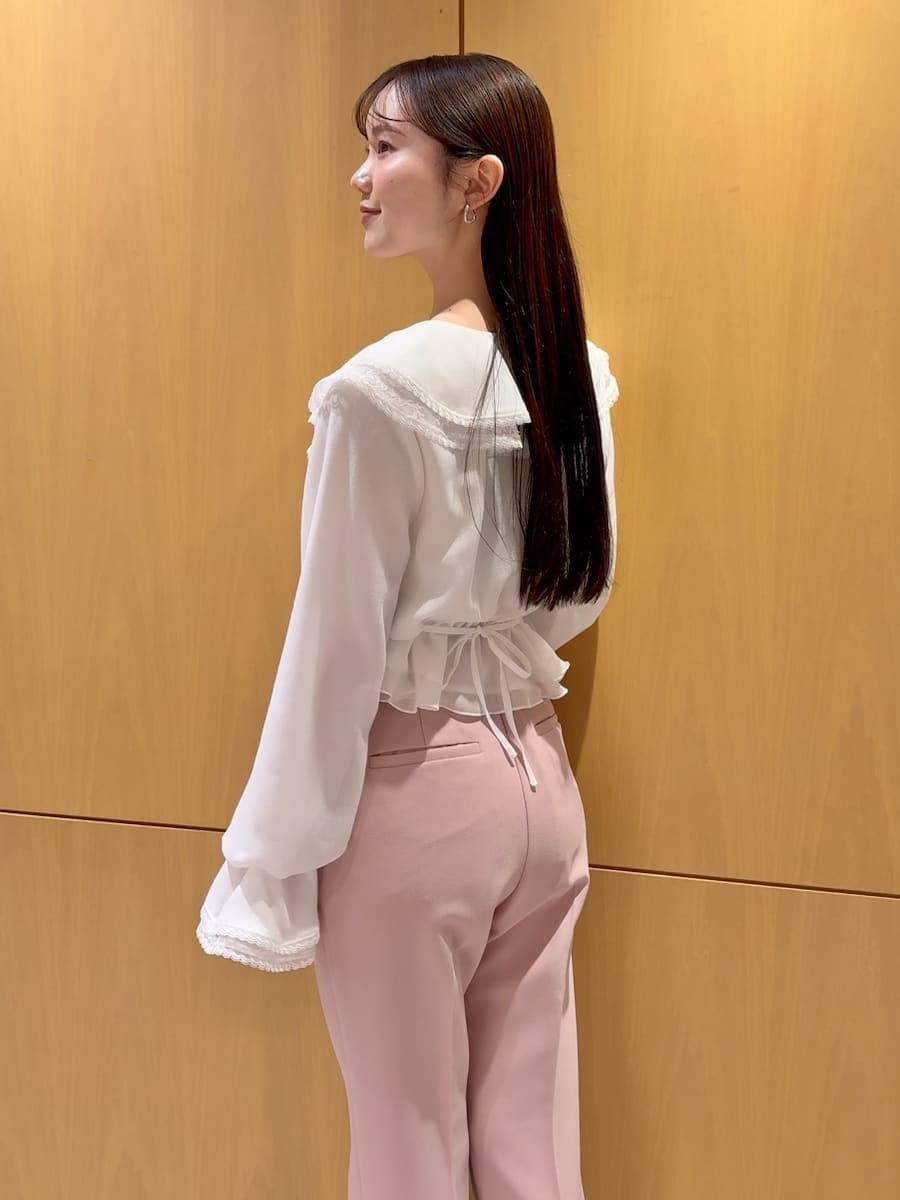 ピンク系のその他パンツ、ピンク系のショルダーバッグ、ホワイト系のシャツ/ブラウスを着用したレディースの冬コーディネートの6枚目の写真