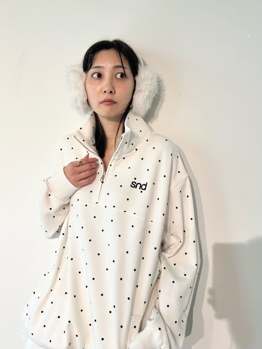 ホワイト系のその他パンツ、その他のTシャツ/カットソー、ホワイト系のイヤーマフを着用したレディースの秋コーディネートの6枚目の写真