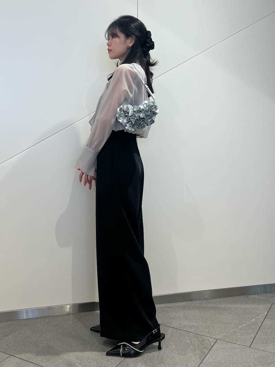 ブラック系のつなぎ/オールインワン、ブラック系のパンプス、シルバー系のハンドバッグを着用したレディースの春コーディネートの2枚目の写真