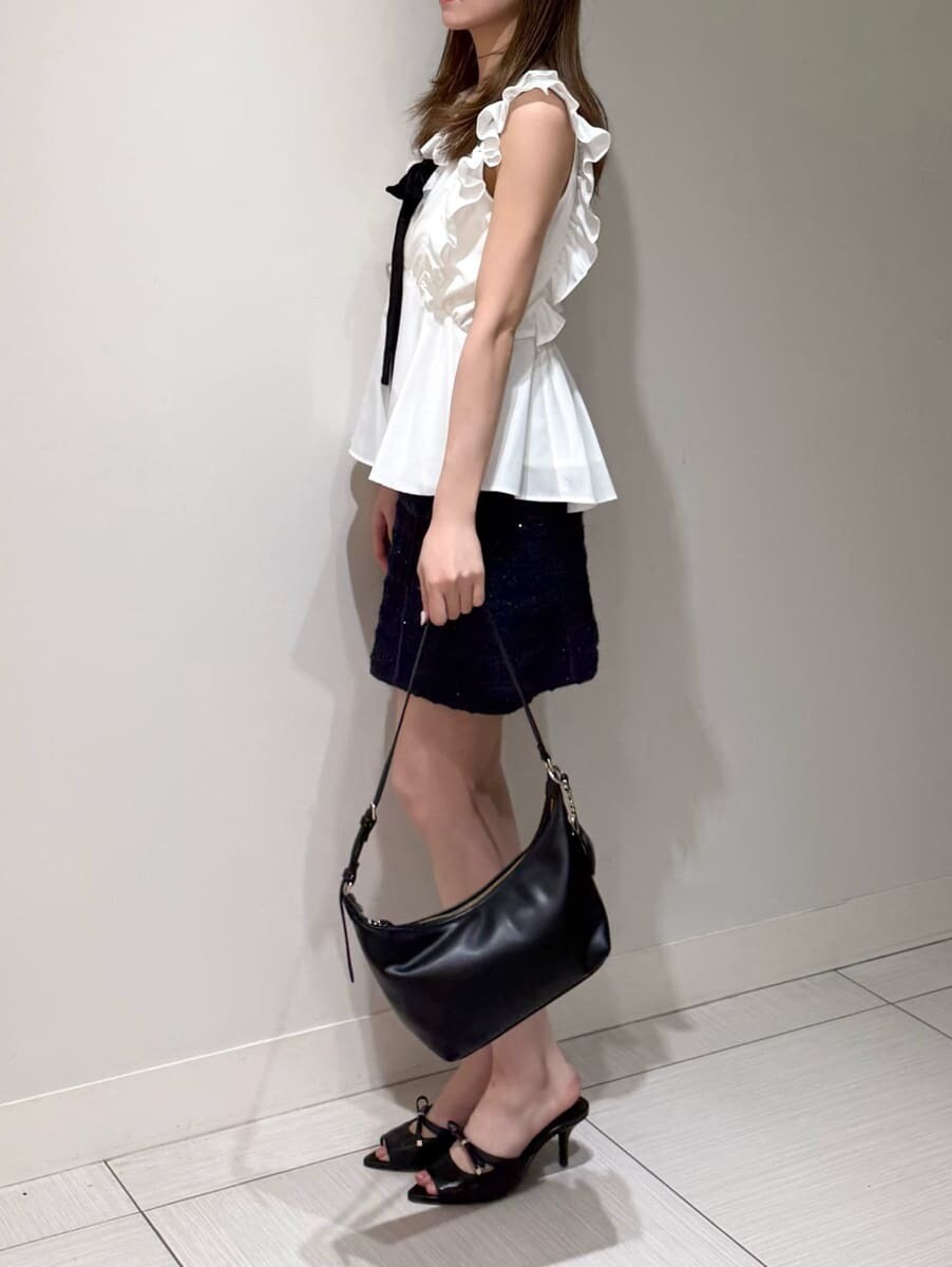 ブルー系のスカート、ホワイト系のシャツ/ブラウス、ブラック系のサンダルを着用したレディースの夏コーディネートの2枚目の写真