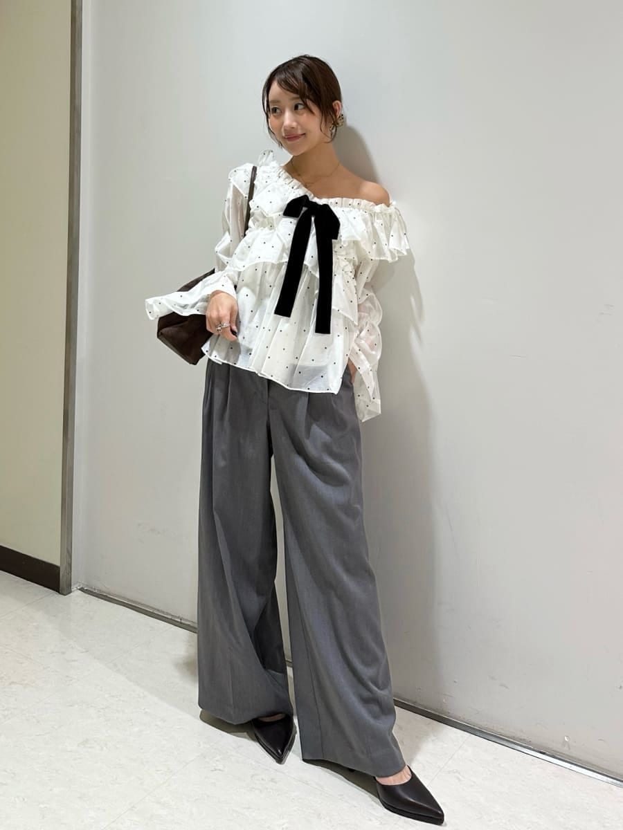 グレー系のその他パンツ、その他のシャツ/ブラウス、ブラウン系のパンプスを着用したレディースの秋コーディネートの5枚目の写真