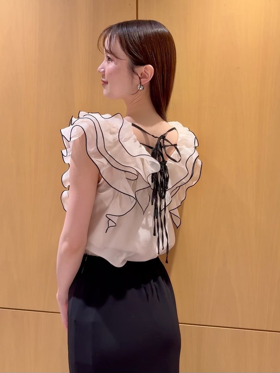 ブラック系のスカート、ベージュ系のシャツ/ブラウス、ブラック系のパンプスを着用したレディースの春コーディネートの5枚目の写真