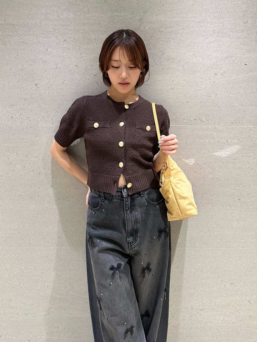 ブラック系のその他パンツ、ブラウン系のカーディガン/ボレロ、その他のパンプスを着用したレディースの夏コーディネートの5枚目の写真