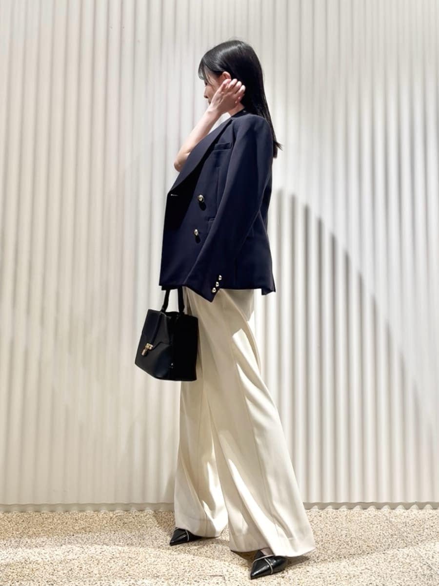 ブルー系のテーラードジャケット、ホワイト系のその他パンツ、ベージュ系のその他トップスを着用したレディースの春コーディネートの2枚目の写真