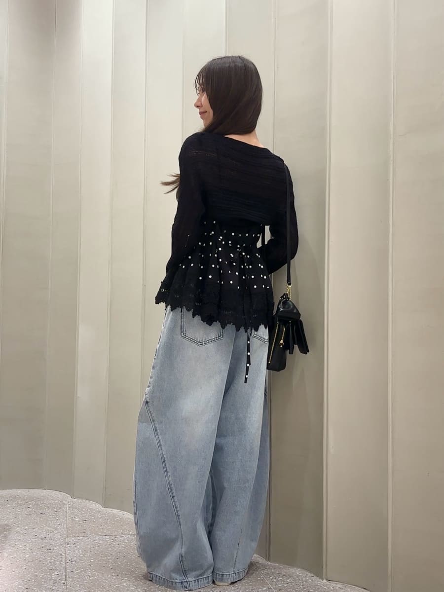 ブルー系のデニムパンツ、その他のキャミソール、ブラック系のカーディガン/ボレロを着用したレディースの夏コーディネートの3枚目の写真
