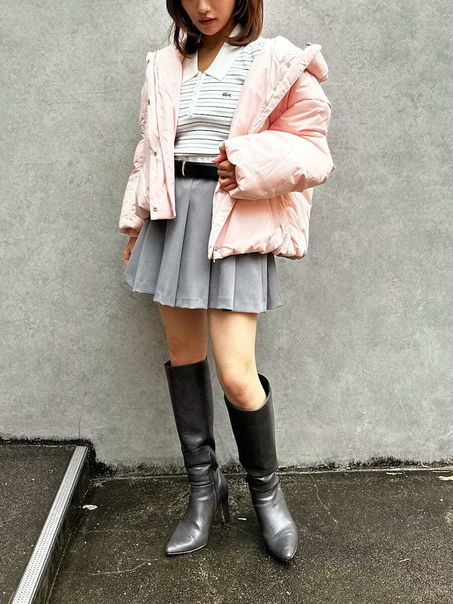 ピンク系のダウンジャケット/コート、その他のニット/セーター、グレー系のその他パンツを着用したレディースの秋コーディネートの4枚目の写真