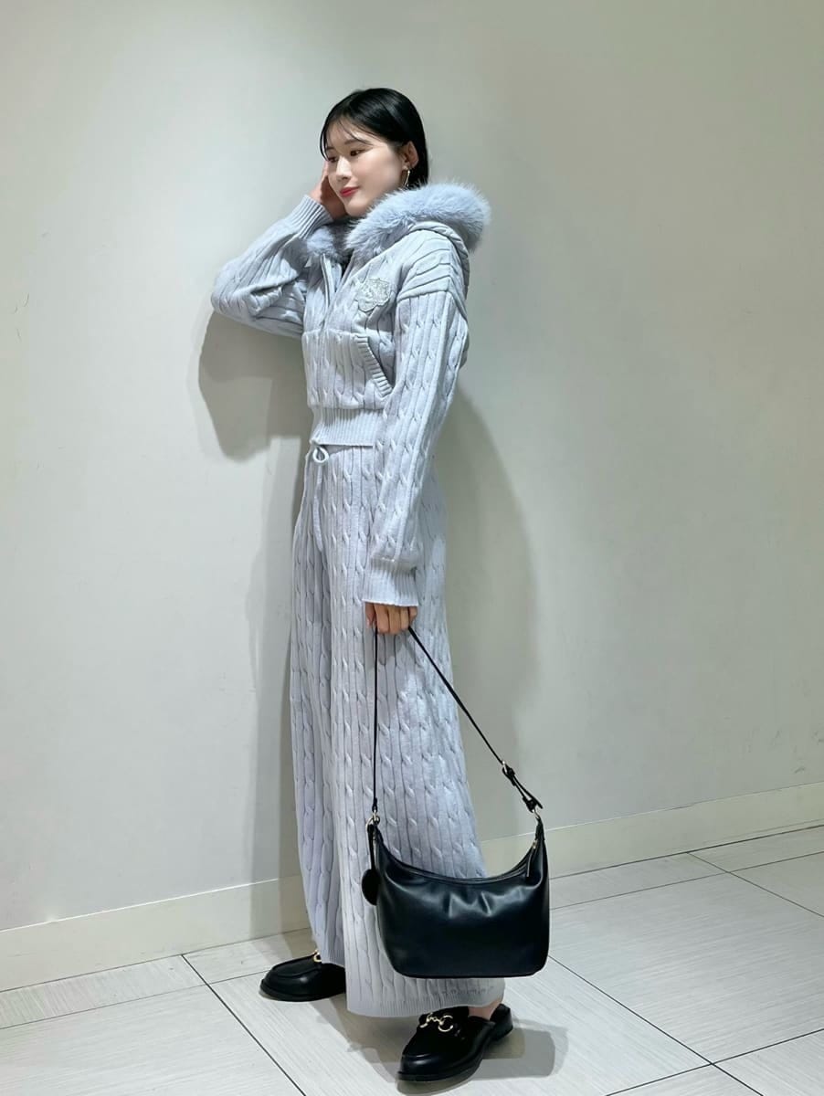 ブルー系のその他パンツ、ブルー系のパーカー、ブラック系のショルダーバッグを着用したレディースの秋コーディネートの2枚目の写真