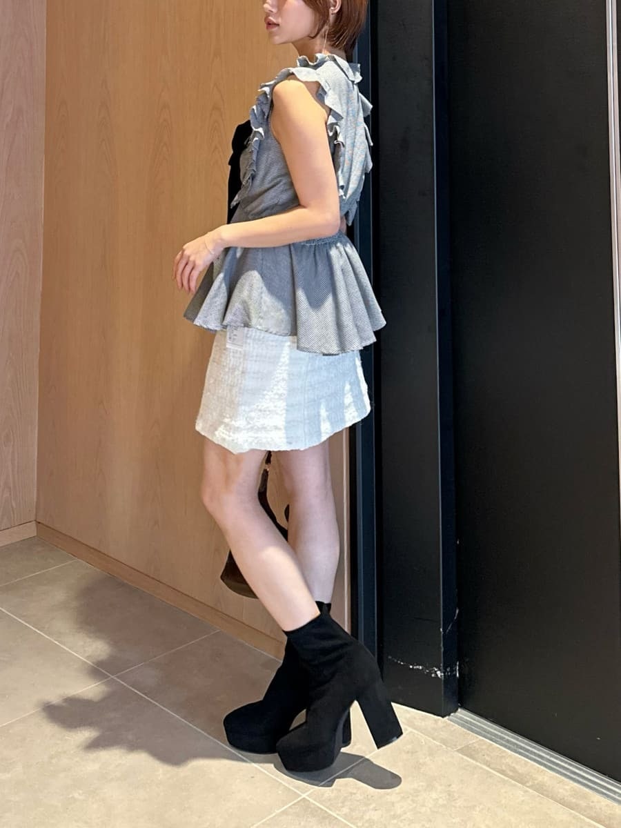 ホワイト系のスカート、その他のシャツ/ブラウス、ブラック系のブーツを着用したレディースの夏コーディネートの4枚目の写真