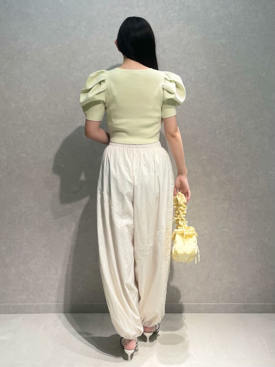 ホワイト系のその他パンツ、イエロー系のカーディガン/ボレロ、その他のパンプスを着用したレディースの春コーディネートの3枚目の写真