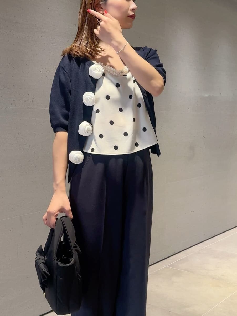 ブルー系のスラックス、その他のキャミソールを着用したレディースの冬コーディネートの6枚目の写真