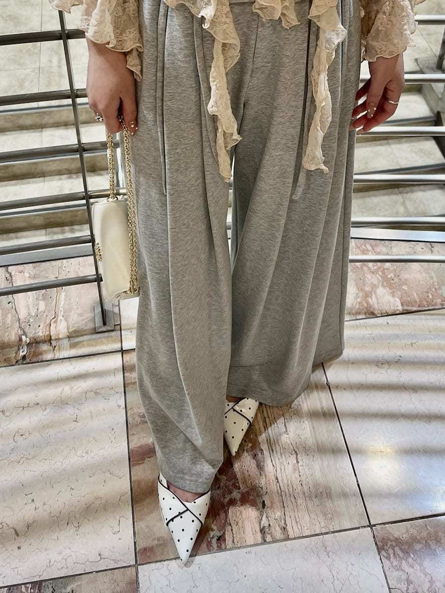 グレー系のその他パンツ、ピンク系のTシャツ/カットソー、その他のパンプスを着用したレディースの冬コーディネートの6枚目の写真