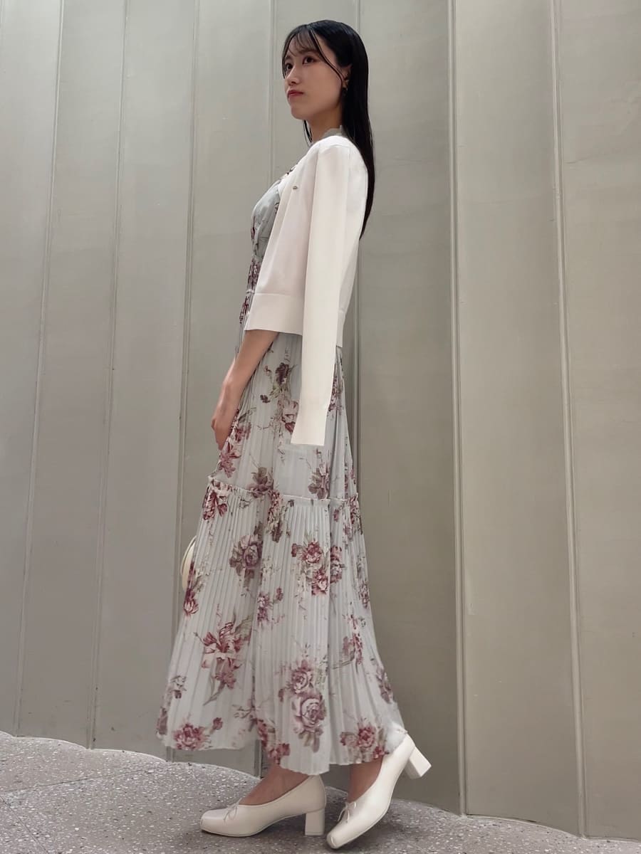 グリーン系のワンピース、ホワイト系のカーディガン/ボレロ、ホワイト系のショルダーバッグを着用したレディースの春コーディネートの5枚目の写真