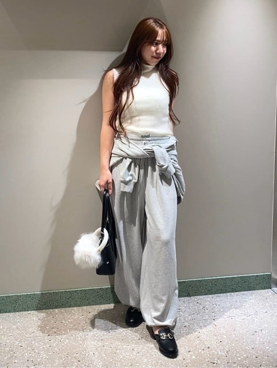 グレー系のその他パンツ、グレー系のパーカー、ホワイト系のTシャツ/カットソーを着用したレディースの秋コーディネートの2枚目の写真