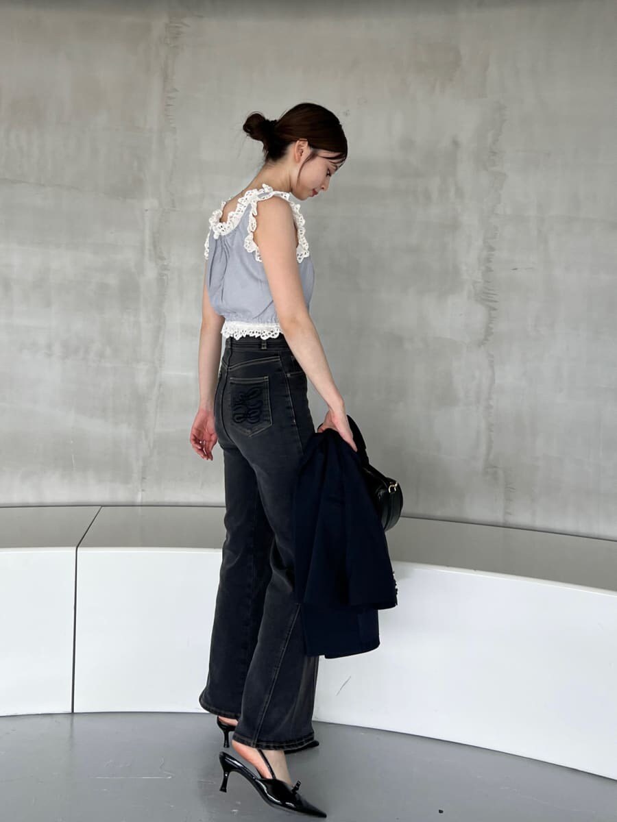 その他のシャツ/ブラウス、ブルー系のテーラードジャケット、ブラック系のデニムパンツを着用したレディースの夏コーディネートの2枚目の写真