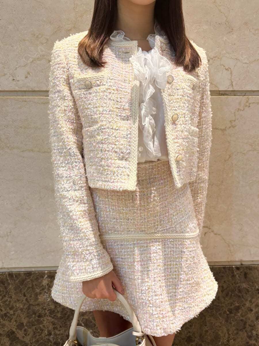 その他のノーカラージャケット、その他のスカート、ホワイト系のシャツ/ブラウスを着用したレディースの冬コーディネートの7枚目の写真