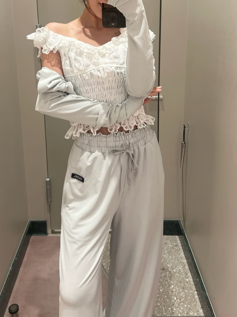 シルバー系のその他パンツ、ホワイト系のシャツ/ブラウス、シルバー系のパーカーを着用したレディースの春コーディネートの6枚目の写真