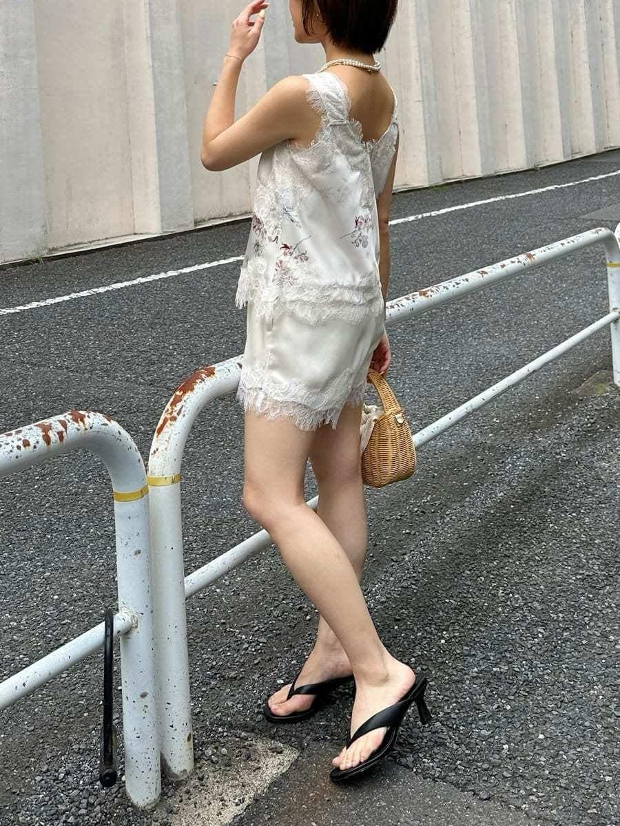 ホワイト系のかごバッグ、その他のキャミソール、ホワイト系のその他パンツを着用したレディースの夏コーディネートの4枚目の写真