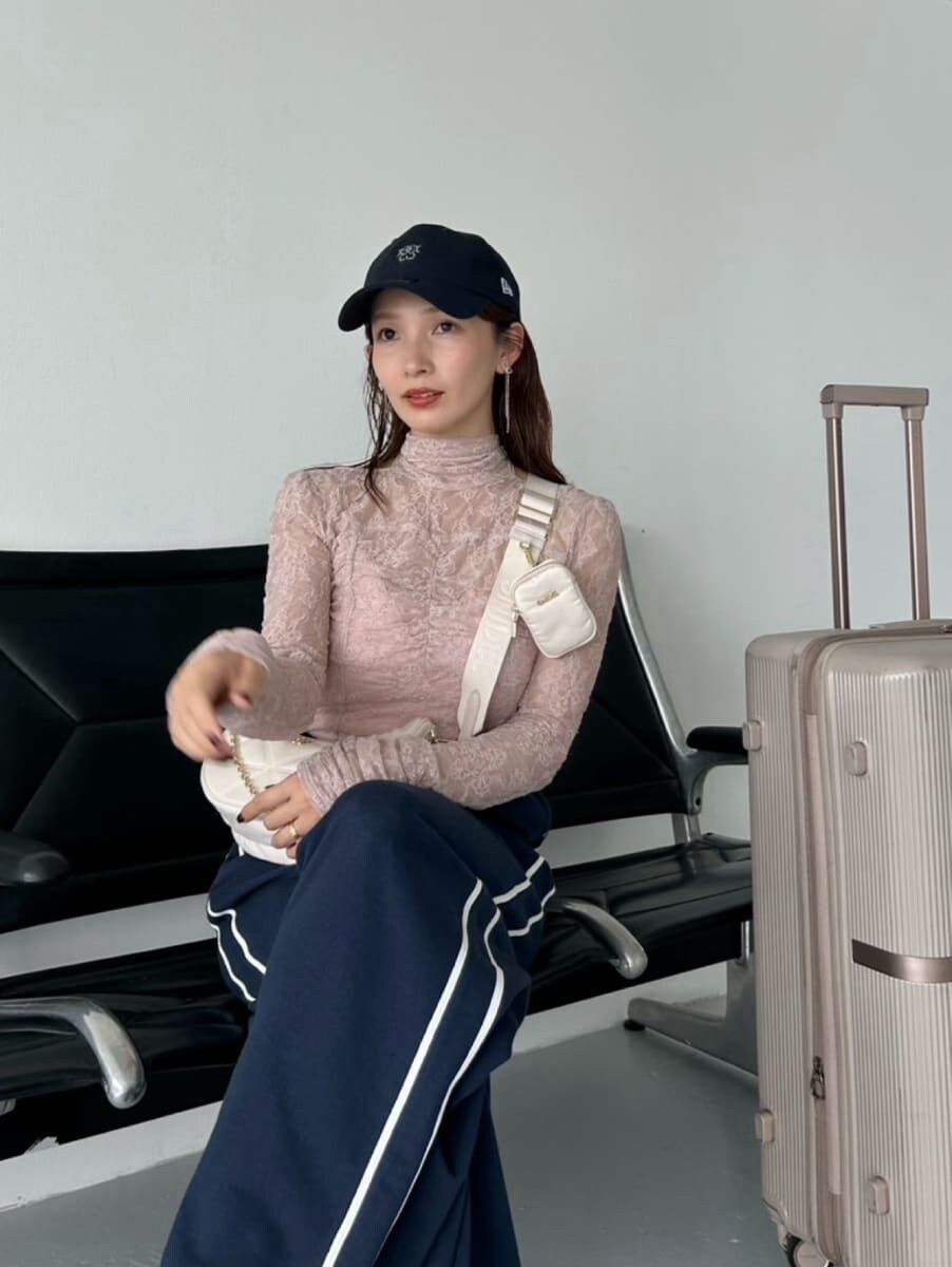 ブルー系のスウェットパンツ、ホワイト系のショルダーバッグ、ブルー系のキャップを着用したレディースの夏コーディネートの6枚目の写真