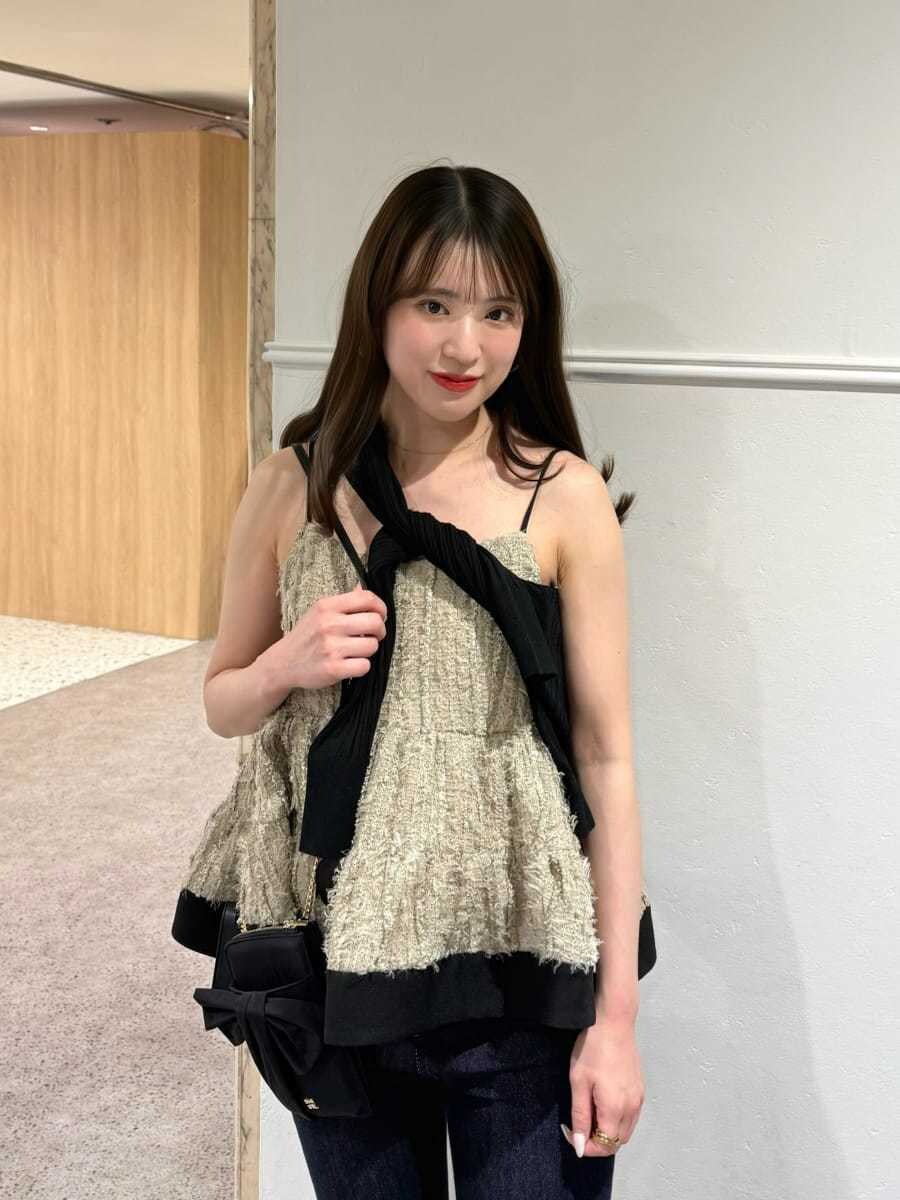 ブルー系のその他パンツ、ベージュ系のその他トップス、ブラック系のカーディガン/ボレロを着用したレディースの春コーディネートの2枚目の写真