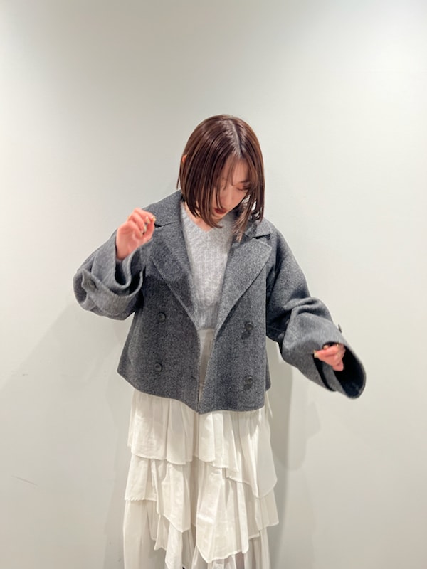 その他のその他アウター、グレー系のニット/セーター、ホワイト系のスカートを着用したレディースの秋コーディネートの4枚目の写真